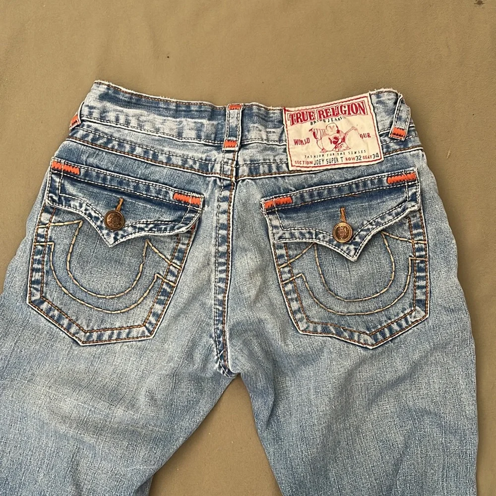 TRUE Religion Joey Super T”Light Wash Blue  32X32 JEANS  w Orange Accent Details